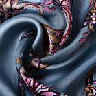 LA MAREY: Bedruckter Schal aus 100% Maulbeerseide, Schnörkel-Blumenmuster, inkl. Geschenkbox, Blau-Rosa  image number 4