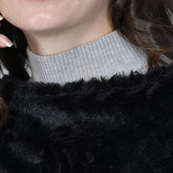 Weicher Kunstfell Poncho mit 3D Blätter Motiv, Schwarz image number 3