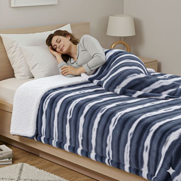 LIVMORE - Superweiche, doppellagige Kunstfelldecke mit Sherpa-Futter, 500 + 180 gsm, blau image number 4