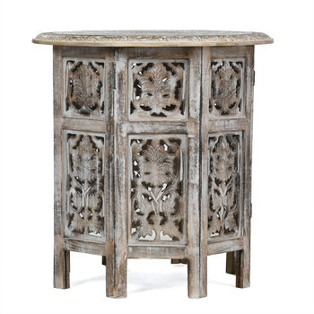 NAKKASHI - handgeschnitzter klappbarer Tisch aus Mangoholz mit handgepr&auml;gter Aluminiumplatte, 53x53x53 cm, wei&szlig;