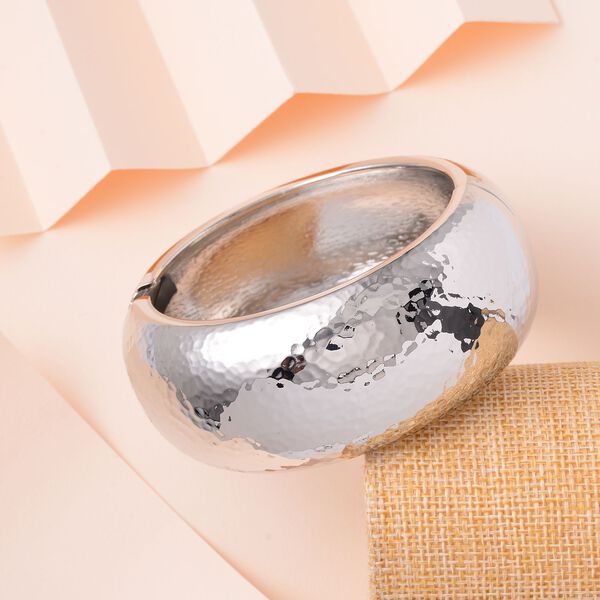 Breiter Armreif mit gehämmerter Textur, Messing, ca. 18 cm, silberfarben image number 2