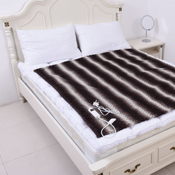 SERENITY NIGHT: Elektrisch beheizbare Kunstpelzdecke aus weichem, kuscheligem Pl&uuml;sch, 2-lagig, Streifenmuster, Braun &nbsp; image number 3