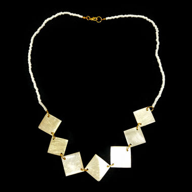Mehrfarbige Edelstein- und weiße Muschelkernperlen-Halskette, ca. 56 cm, goldfarben