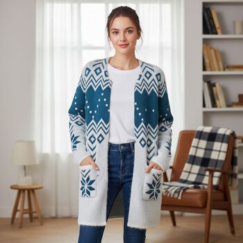 Kuscheliger Winter-Cardigan mit 2 Taschen, Einheitsgr&ouml;&szlig;e, blaues Schneeflockenmuster