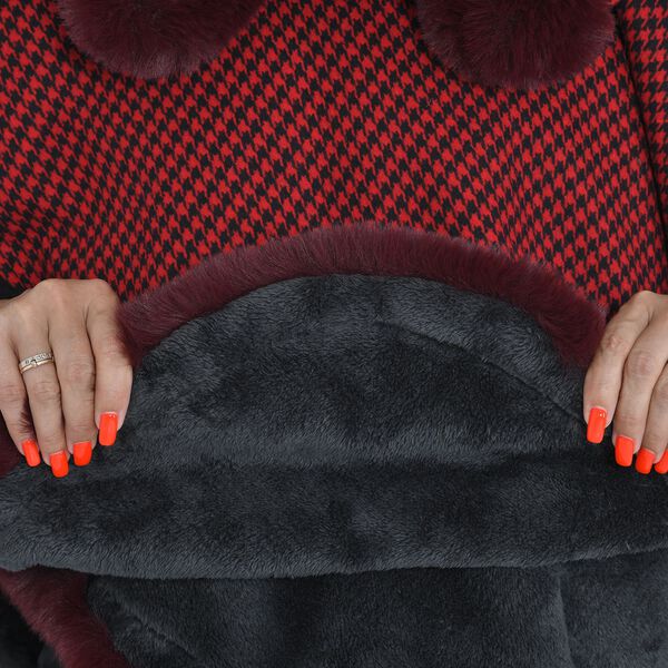 Warm und weich - Kunstpelz-Poncho, Hahnentrittmuster, 70x92 cm, rot image number 6