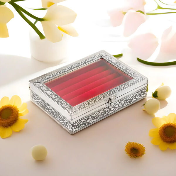 Handgefertigte Ringbox aus Aluminium mit Blumenmuster und Kratzschutzfutter in Rot image number 2