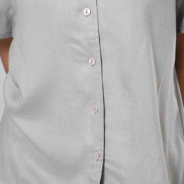 Einfarbiges Kurzarm-Top mit Knopfleiste, Größe M, Grau image number 5