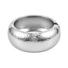 Breiter Armreif mit gehämmerter Textur, Messing, ca. 18 cm, silberfarben