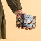 Sukriti - handbemalte Bi-Fold Geldbörse aus echtem Leder mit RFID Schutz, Blumenmuster, Größe 14x9,52 cm, Braun image number 1