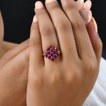 Afrikanischer Rubin (Fissure gef&uuml;llt) und wei&szlig;er Zirkon Ring, 925 Silber vergoldet (Gr&ouml;&szlig;e 21.00) ca. 3.77 ct