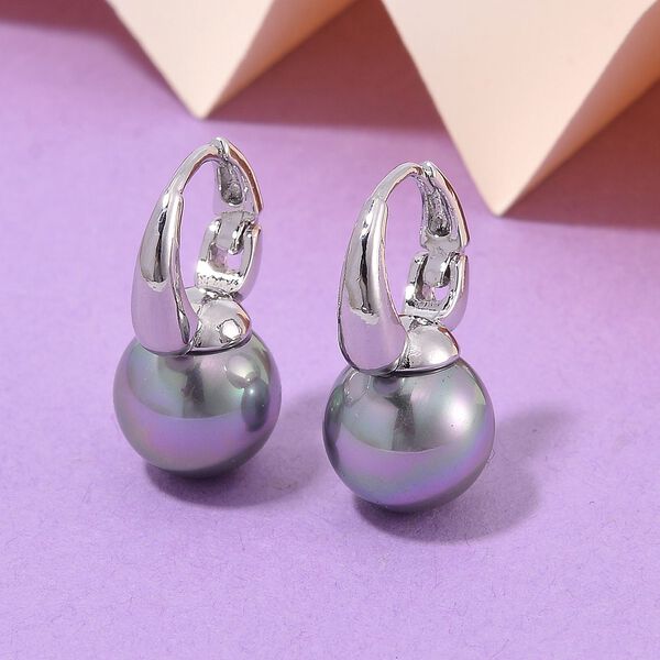 Graue Muschelkernperle Ohrringe image number 1