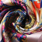 LA MAREY: Bedruckter Schal aus 100% Maulbeerseide, Kronenleuchter-Muster, inkl. Geschenkbox, Mehrfarbig  image number 4