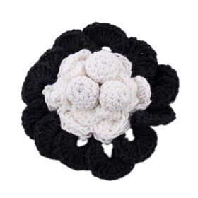 Handgefertigte Brosche mit Häkelarbeit Blumen Design, Schwarz und Weiß