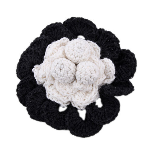 Handgefertigte Brosche mit Häkelarbeit Blumen Design, Schwarz und Weiß image number 0