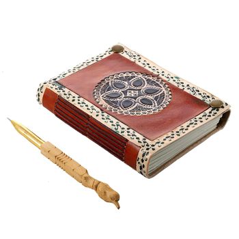 Mandalagepr&auml;gtes Leder Notizbuch mit 96 Seiten & 1 Holzstift, braun