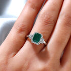 RHAPSODY sambischer Smaragd und Diamant Halo-Ring in Platin image number 2