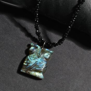 Labradorit und schwarze Spinell-Eulen-Halskette, 50 cm - 115 ct.