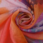 LA MAREY 100% bedruckter Seidenschal, Blumenmuster, Größe 110x178 cm, Orange und Rosa image number 4