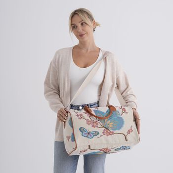 "Life style Color:White with blue butterfly print /Profile:Duffel bag wall(exterior):Polyester    Lining(interior): polyester; Pockets(exterior):Zipped-1 Pockets(interior):none Measurement:45*23*27cm         "