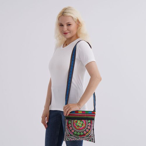 Crossbody-Tasche mit floraler Stickerei, ethnischem Boho-Muster, 23×24 cm, Schwarz mit grünen Motiven image number 1