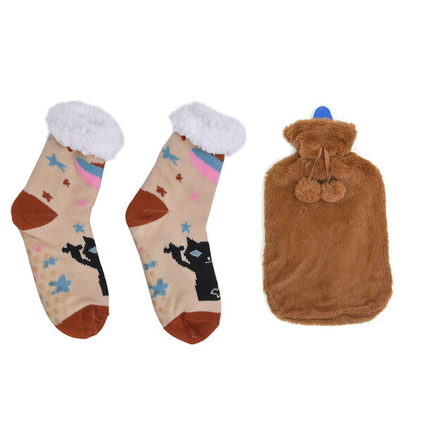 2er-Set W&auml;rmflasche mit Pl&uuml;schbezug, 2000ml und 1 Paar rutschfeste Haus Socken mit Sherpa Futter, Einheitsgr&ouml;&szlig;e 18x32 cm&nbsp;