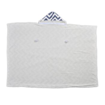 HOMESMART Zig-Zag Print Hoodie-Sherpa-Decke mit Pom Pom, Blau und wei&szlig;