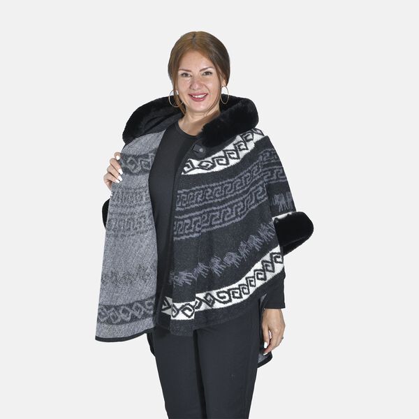 Halbmondf&ouml;rmiger Kapuzenponcho mit Druckknopfverschluss aus Kunstpelz, One Size, 80x109.22cm, Schwarz image number 6