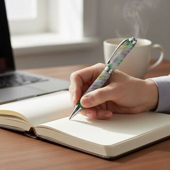 Mehrfarbiger Jadeit Kugelschreiber im gedrehten Design, mit wei&szlig;em Kristall und rhodiniertem Legierungsmetall, 13,4 cm