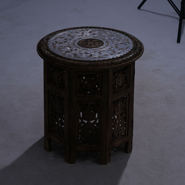 NAKKASHI - Handgefertigter Couchtisch aus Mangoholz mit Metallpr&auml;gung, Burn-Finish und kunstvoller Schnitzerei, ca. 45x45x45cm, Natur image number 9