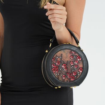 Runde Crossbody-Bag mit Pflaumenbl&uuml;ten-Pr&auml;gung, 19x8x18 cm, Braun