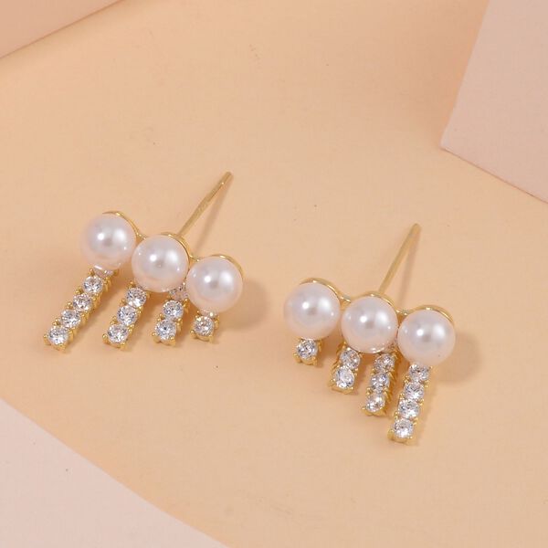 Wei&szlig;e Muschelkernperle und Zirkonia Ohrringe image number 2