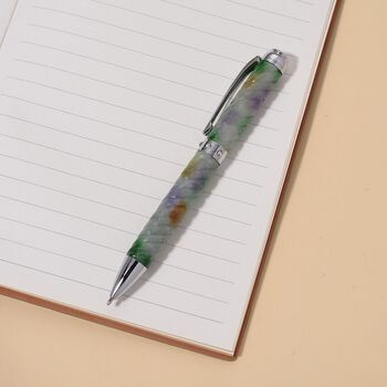 Mehrfarbiger Jadeit Kugelschreiber im gedrehten Design, mit wei&szlig;em Kristall und rhodiniertem Legierungsmetall, 13,4 cm