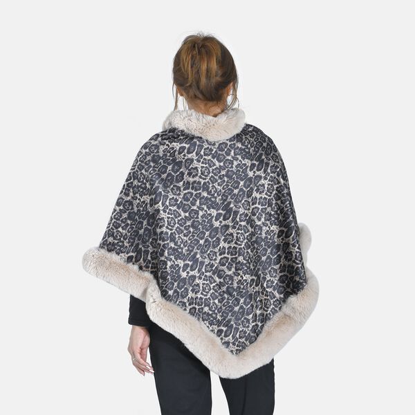 Warm und weich: Kunstpelz-Poncho mit Leopardenmuster, 70x92 cm, beige image number 2