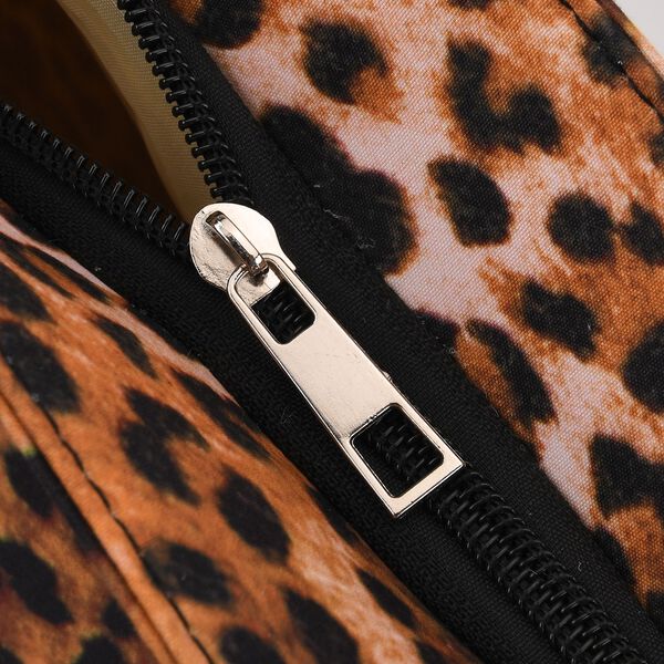 " lifestyle-Color:brown Leopard print;   Size/Profile:Set of 2 Polyester tote bag ;  Wall (exterior):Polyester,Lining (Interior):polyester  Tote bag Pockets (exterior):Zipped-1 Mini bag Pockets (exterior):zipped-1; big  size:56*36*16 cm  small size:15*12c image number 6