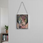 Handbemalter Sonnenfänger aus Glas mit Kette und silberfarbenem Rahmen, Mucha-Motiv, 12x15 cm Frau mit Feder