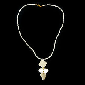 Mehrfarbige Edelstein und weiße Muschelkernperlen-Halskette, ca. 56 cm, goldfarben