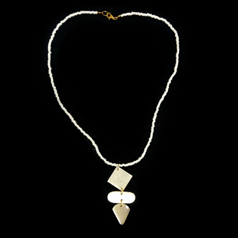 Mehrfarbige Edelstein und weiße Muschelkernperlen-Halskette, ca. 56 cm, goldfarben image number 0