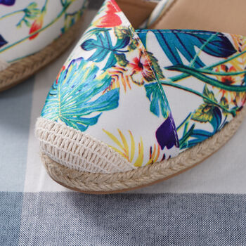 LA MAREY: Espadrilles mit Keilabsatz, Dschungelmuster, Wei&szlig;