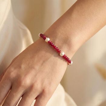 Afrikanischer Rubin (Fissure gef&uuml;llt), S&uuml;&szlig;wasser Perle (2-3 mm) Armband ca. 20 cm 925 Silber rhodiniert