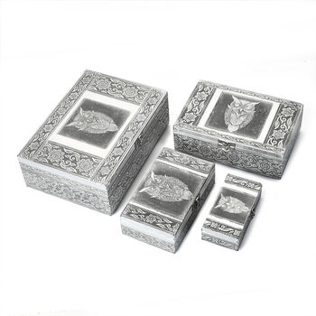 Set von 4 Verschachtelten Teakholzboxen mit Gepr&auml;gtem Aluminium (Gr&ouml;&szlig;en: 24.13x17.15x8.90 cm, 20.30x13.30x6.35 cm, 16.50x10.15x5.8 cm, 12.7x6.35x3.17 cm), Eule