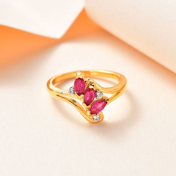 Afrikanischer Rubin (Fissure gefüllt), Weißer Zirkon Ring, 925 Silber Gelbgold Vermeil, (Größe 21.00) ca. 0.66 ct image number 2