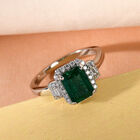 RHAPSODY sambischer Smaragd und Diamant Halo-Ring in Platin image number 1