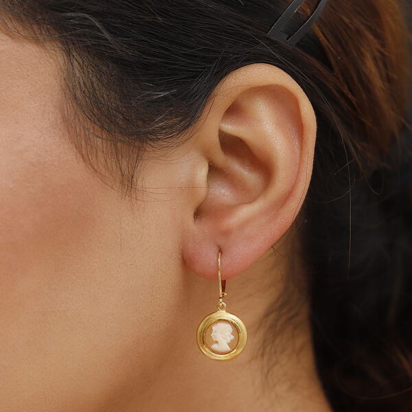 Italienische Kamee Conch-Muschel Ohrringe, Goldton image number 3