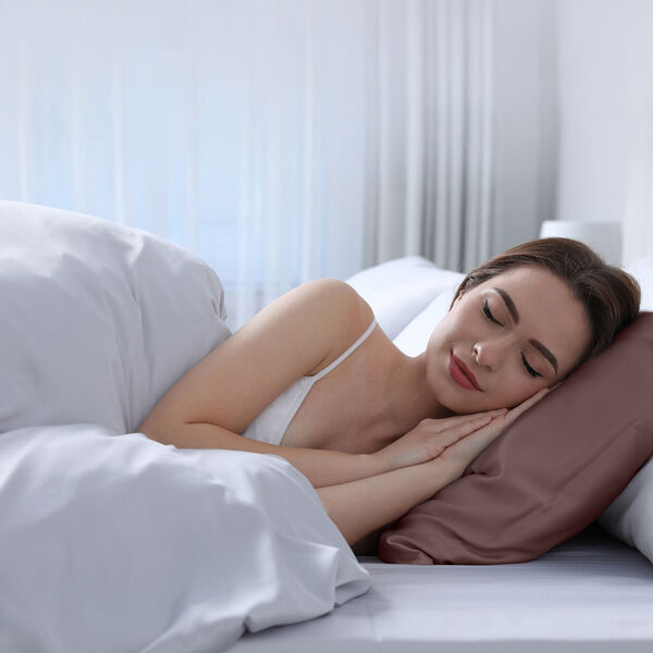 Serenity Night Daunenkissen und Seidenkissenbezug, 40x80 cm, Lavendel image number 3