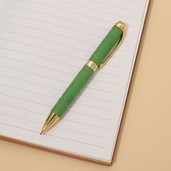 Olmek Jadeit Kugelschreiber mit Wei&szlig;em Kristall und Messingdetails, 13 cm, Hellgr&uuml;n