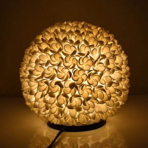 Bali Home Collection: Handgearbeitete Lampe mit Standfuß umhüllt von ewigen Muschel-Rosen, 20 cm image number 1