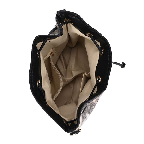 Beuteltasche aus Teddyfell, Karomuster, schwarz image number 8