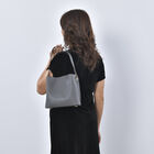 Crossbody Tasche aus Kunstleder mit abnehmbarem Riemen, Größe 24x11x22 cm, Grau image number 2