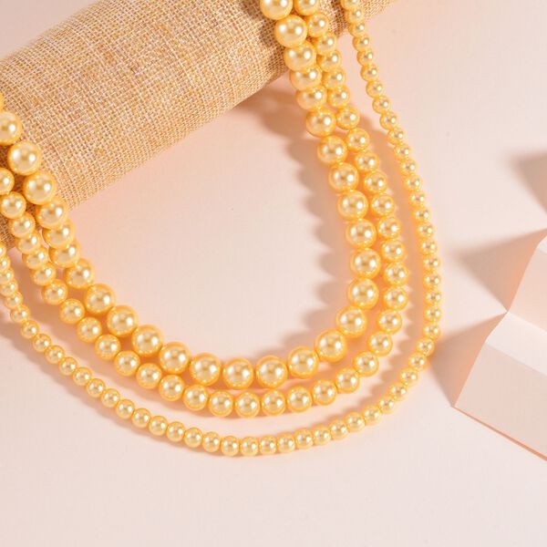 Dreischichtige goldene Muschelkernperlen-Halskette image number 2