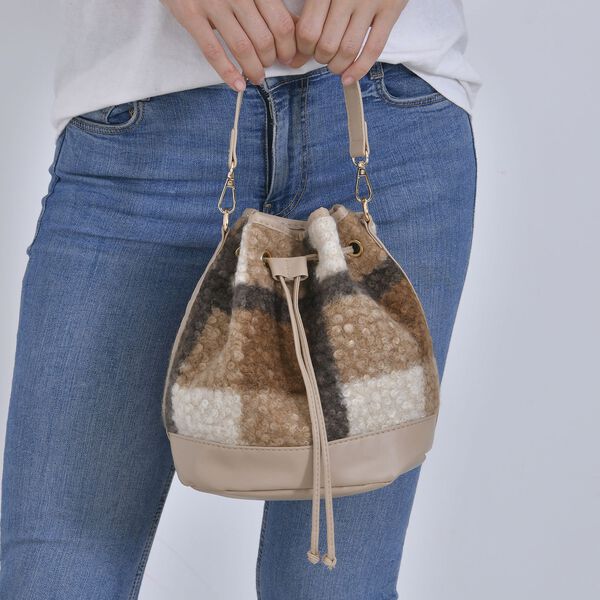 Beuteltasche aus Teddyfell, Karomuster, beige image number 9